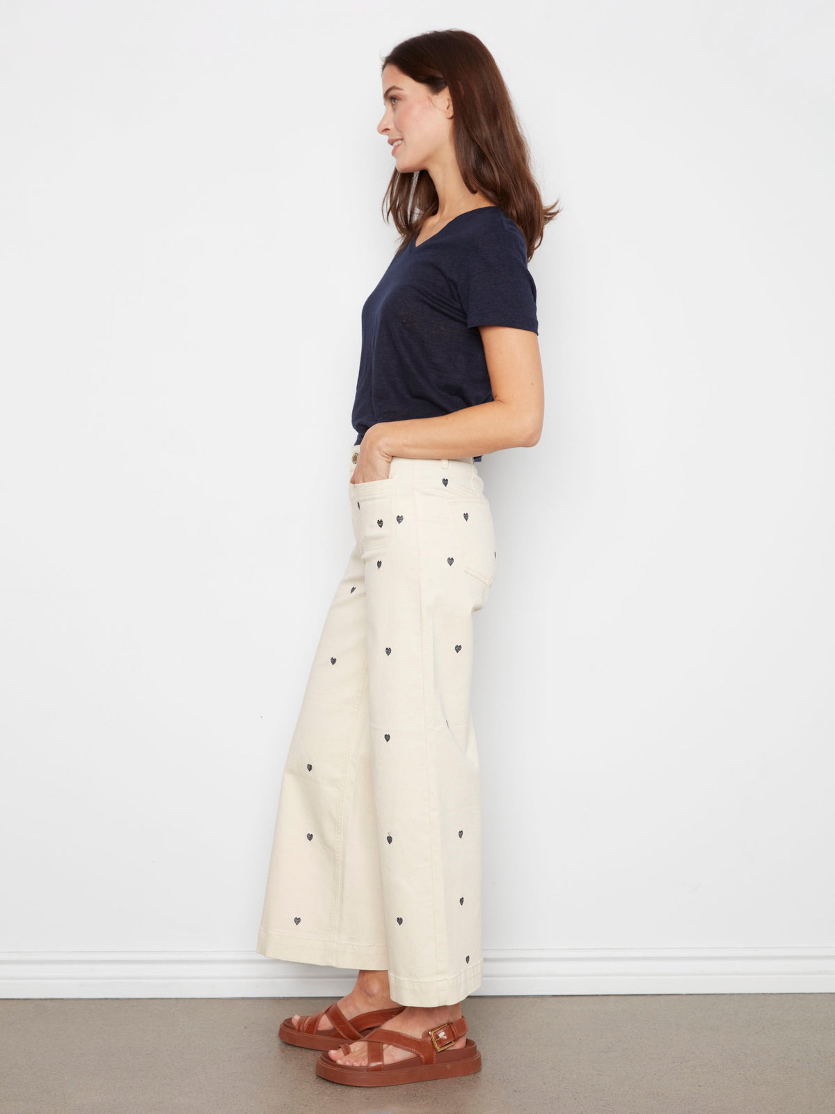 Pantalon évasé court en sergé avec broderie et poches plaquées - Naturel