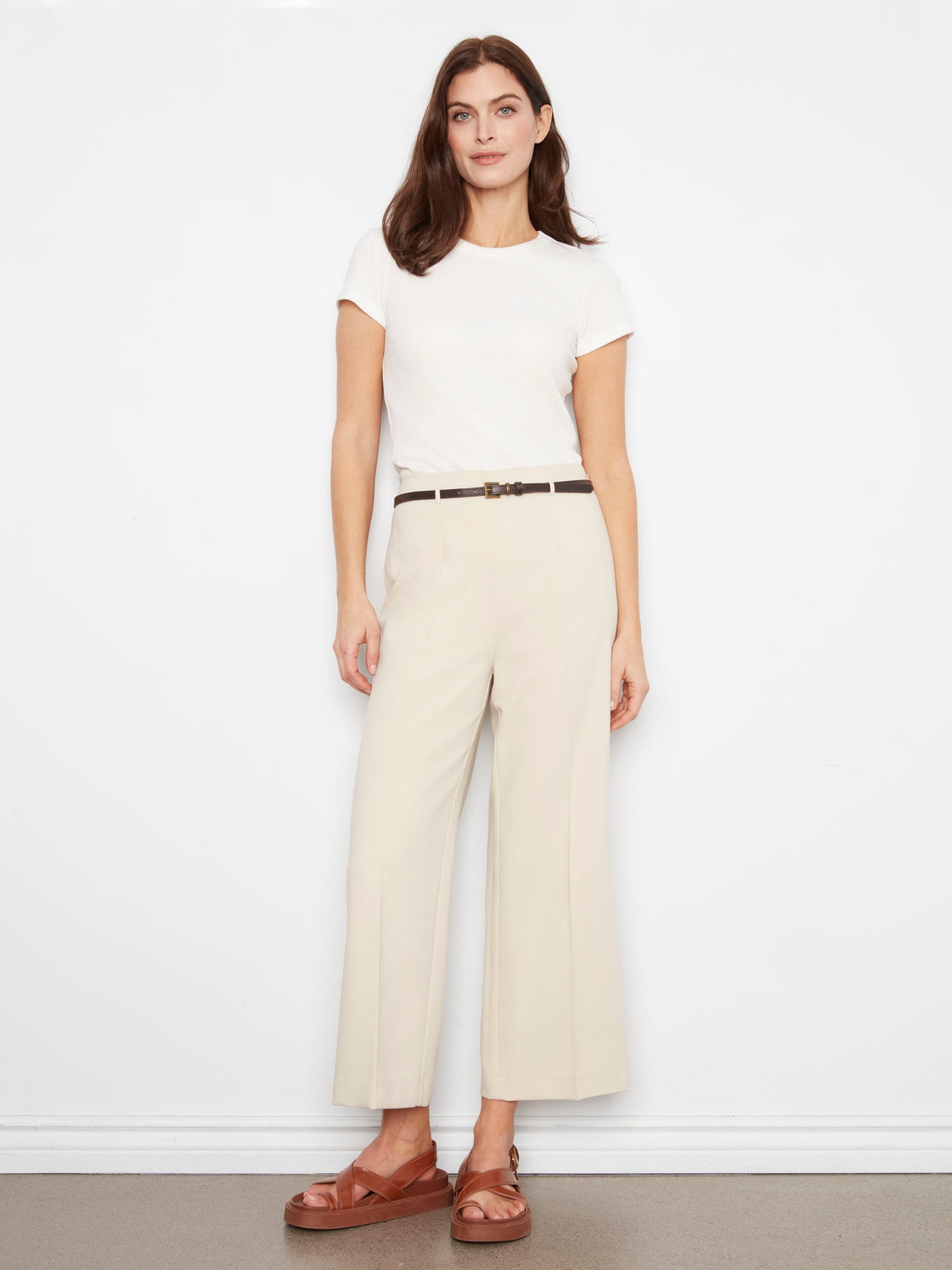 Pantalon chic beige ceinturé coupe courte
