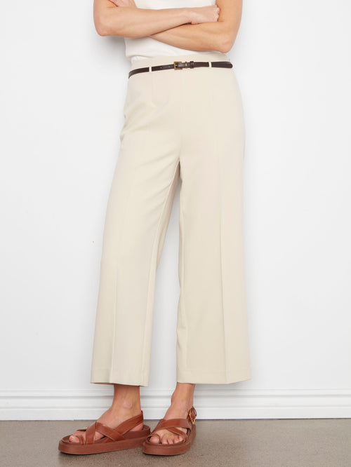 Pantalon chic beige ceinturé coupe courte