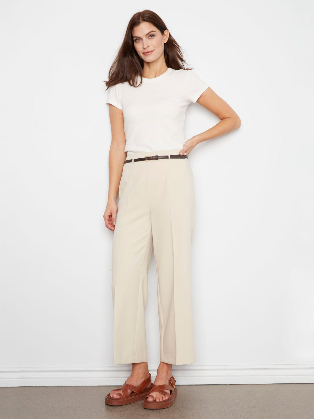 Pantalon chic beige ceinturé coupe courte