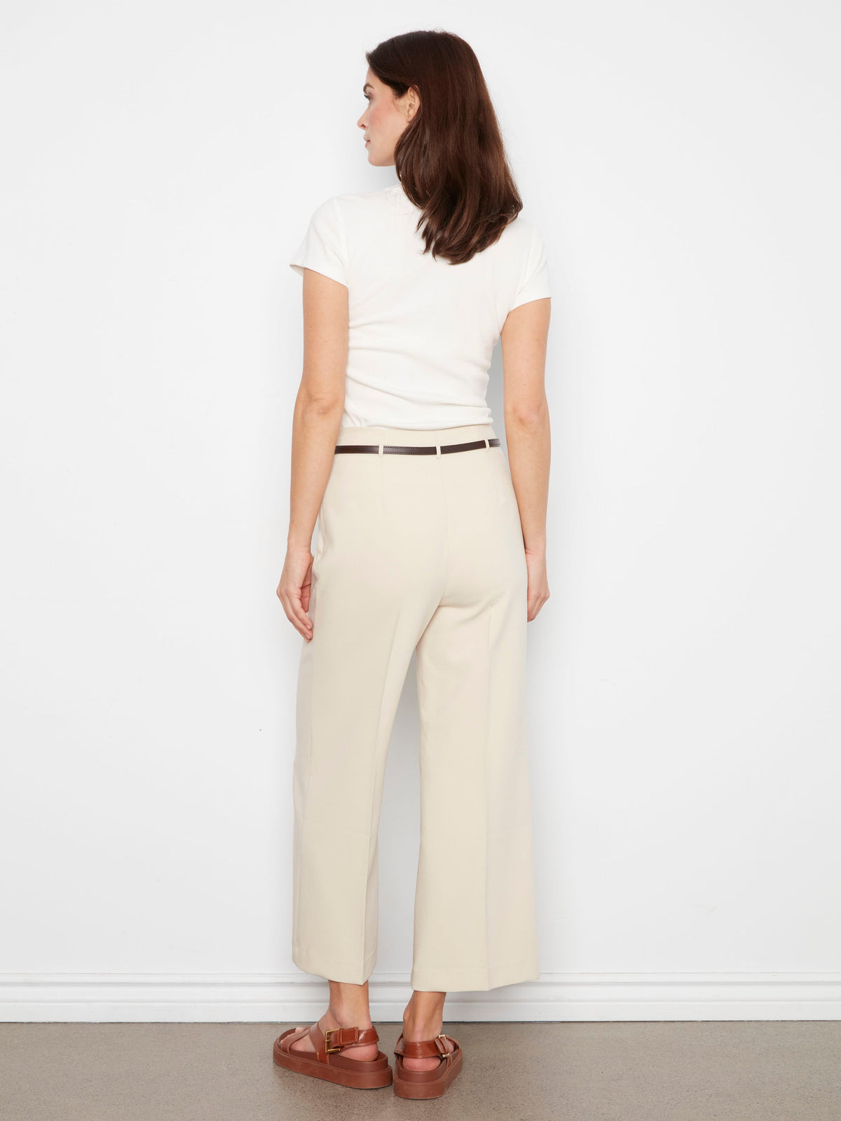 Pantalon chic beige ceinturé coupe courte