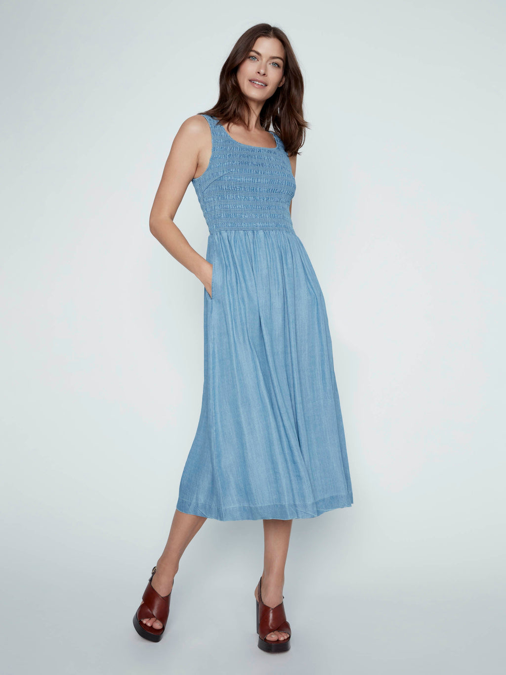 Robe longue sans manches smockée en tissu doux - Bleu clair
