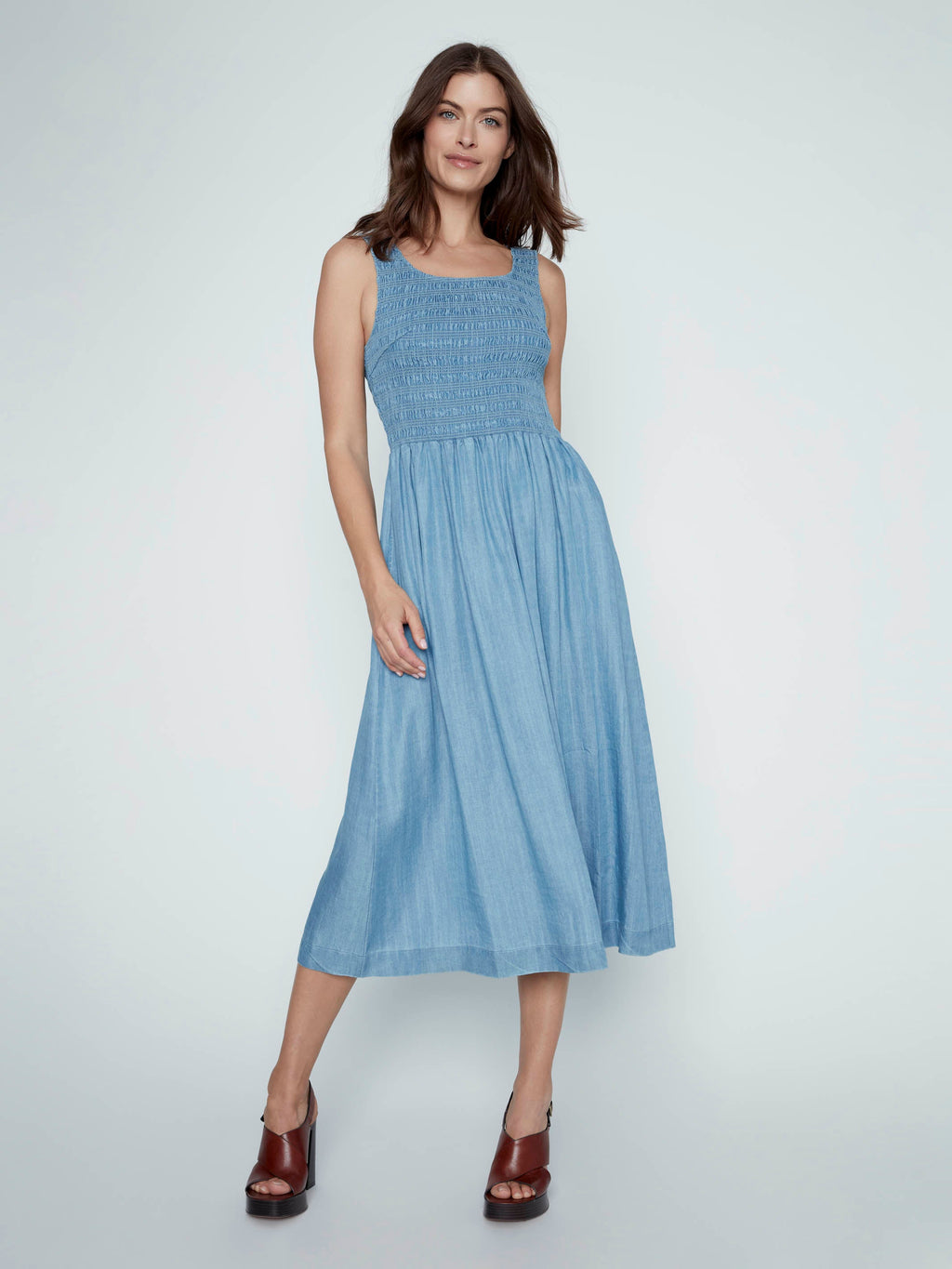 Robe longue sans manches smockée en tissu doux - Bleu clair
