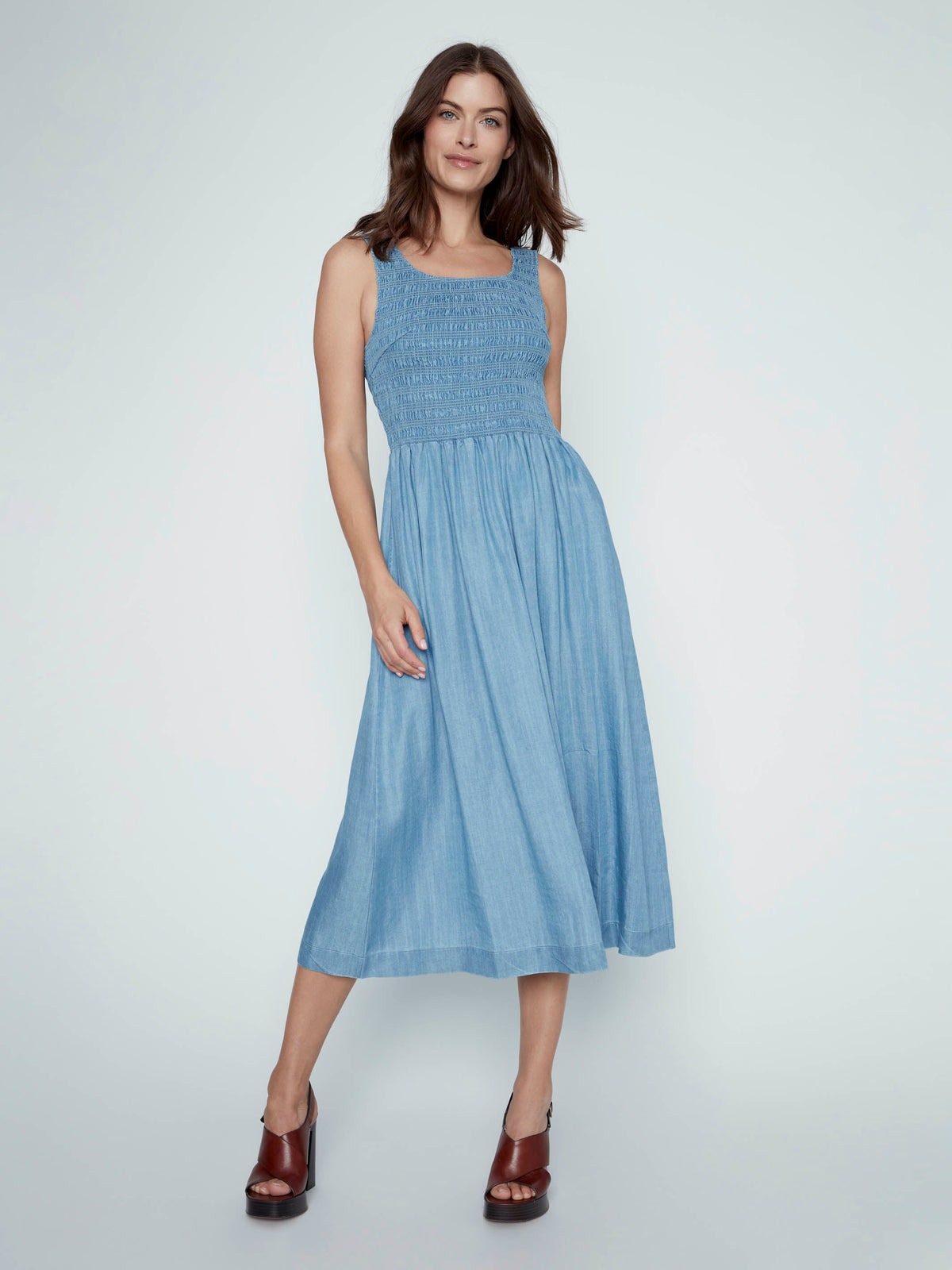 Robe longue sans manches smockée en tissu doux - Bleu clair