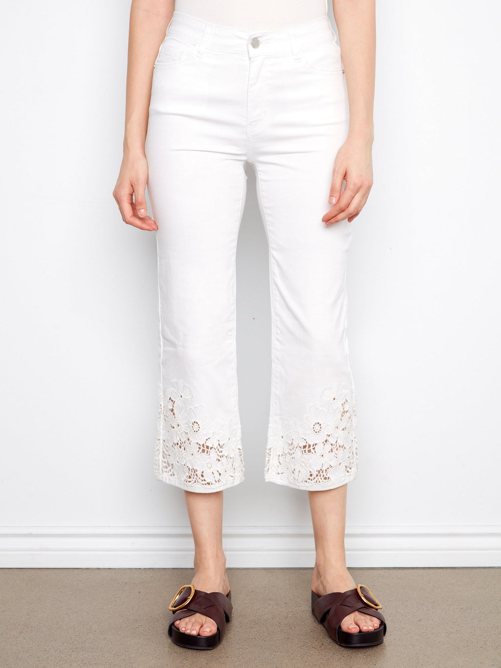 Jean en sergé coupe courte évasée et ourlet en dentelle florale - Blanc