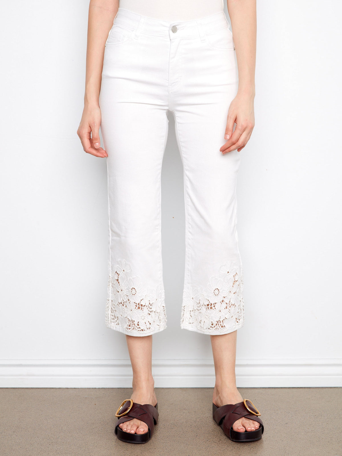 Jean en sergé coupe courte évasée et ourlet en dentelle florale - Blanc
