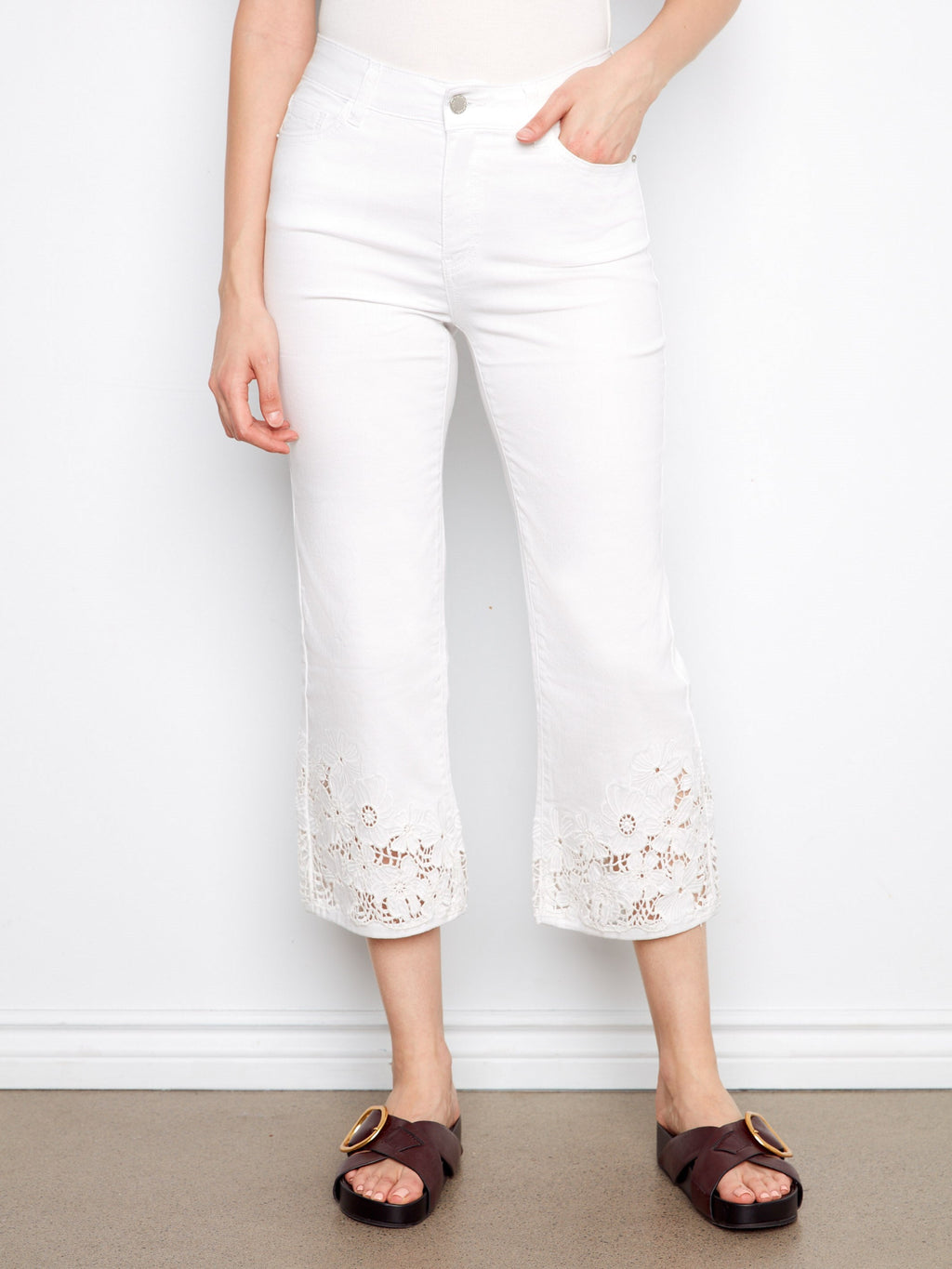 Jean en sergé coupe courte évasée et ourlet en dentelle florale - Blanc