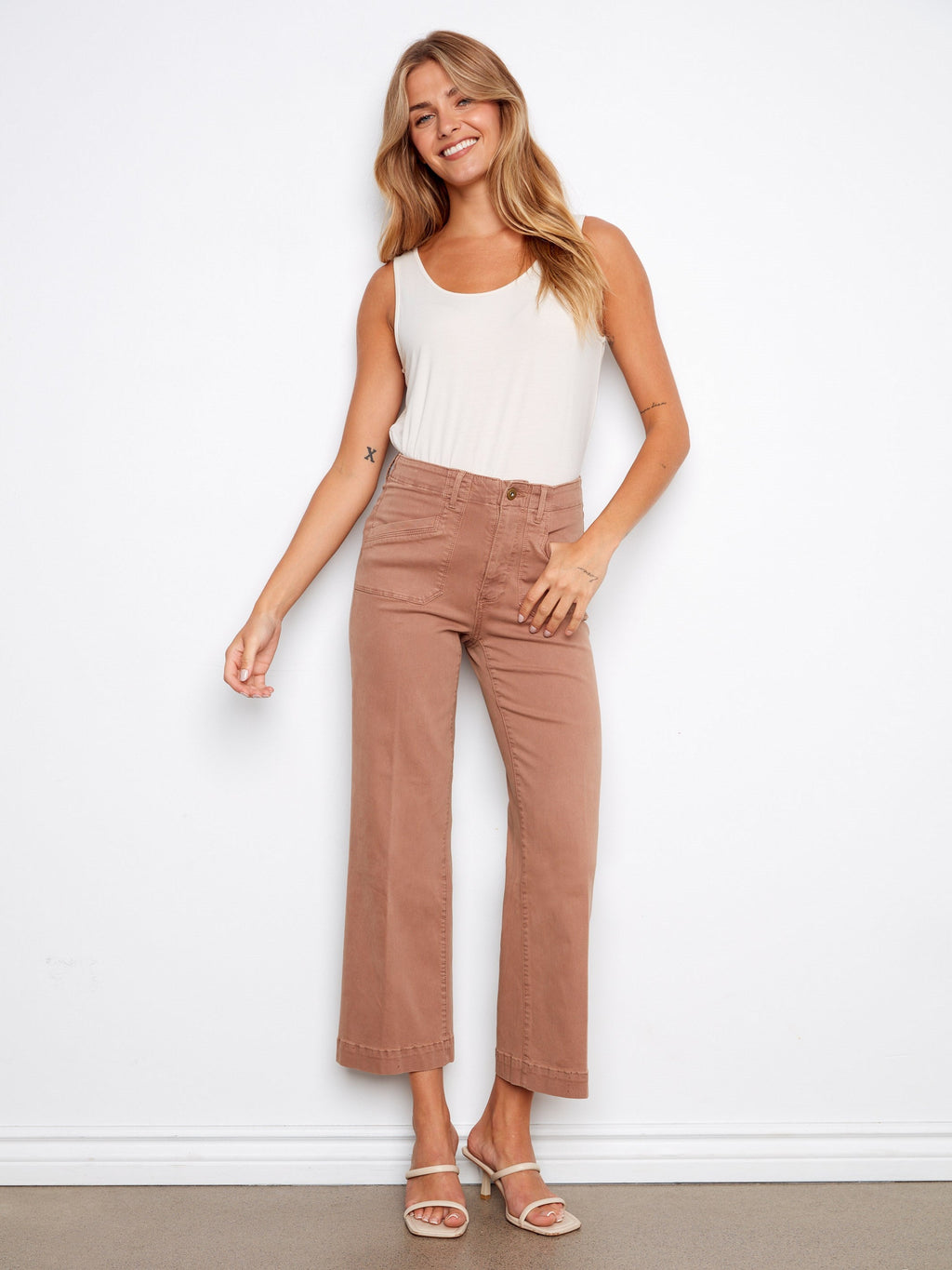 Jean en sergé extensible à jambe large coupée - Marron