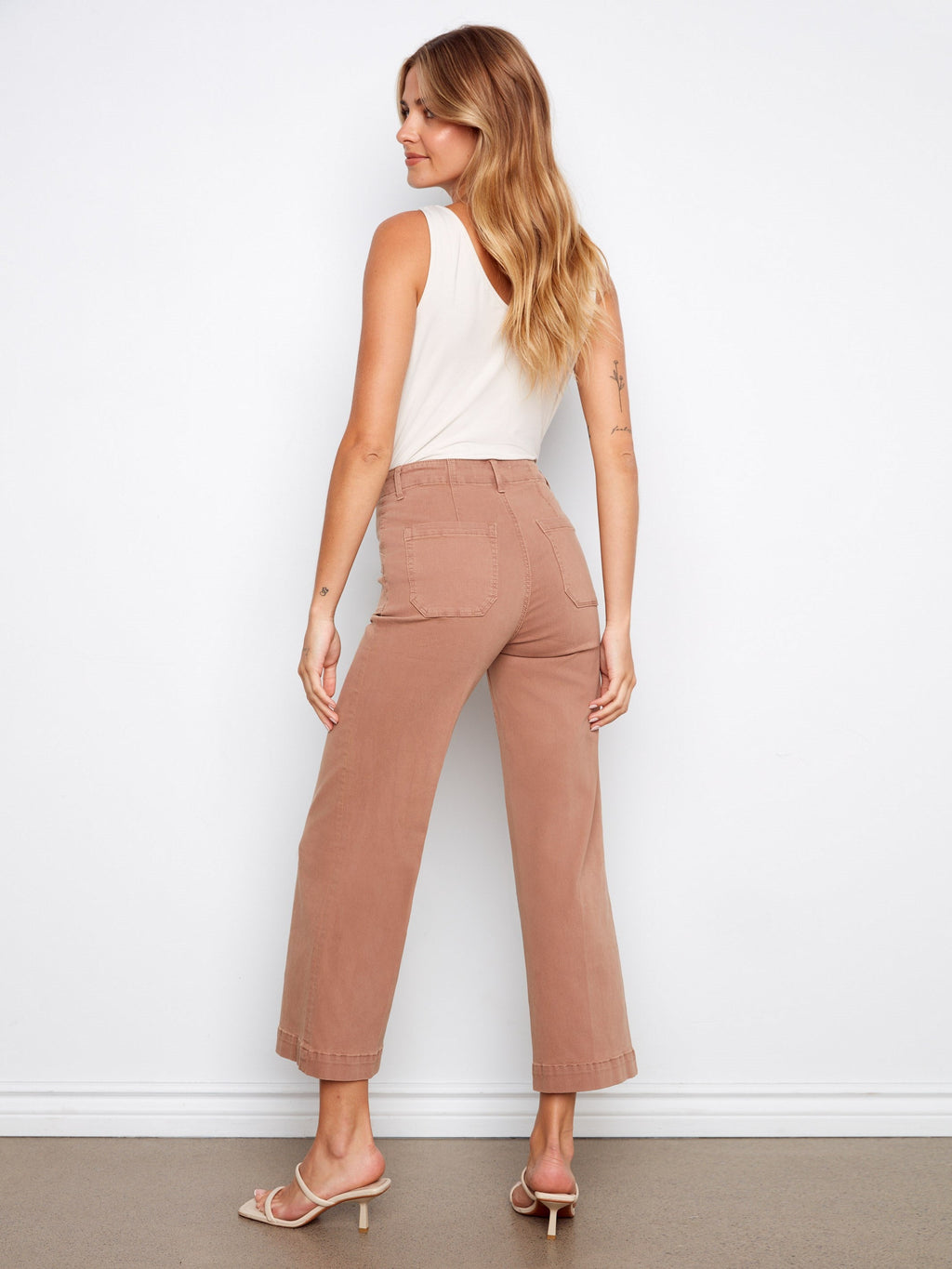 Jean en sergé extensible à jambe large coupée - Marron