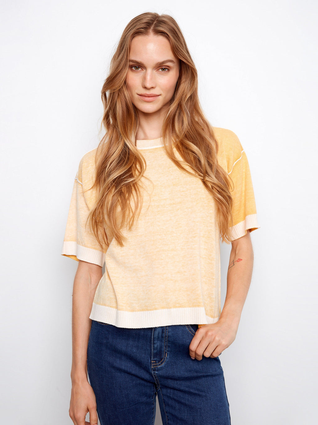 Pull à manches courtes et imprimé inversé - Motif floral jaune
