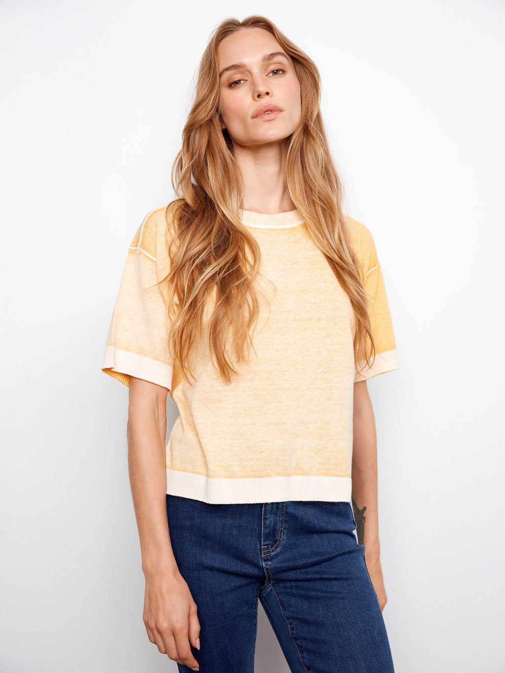 Pull à manches courtes et imprimé inversé - Motif floral jaune