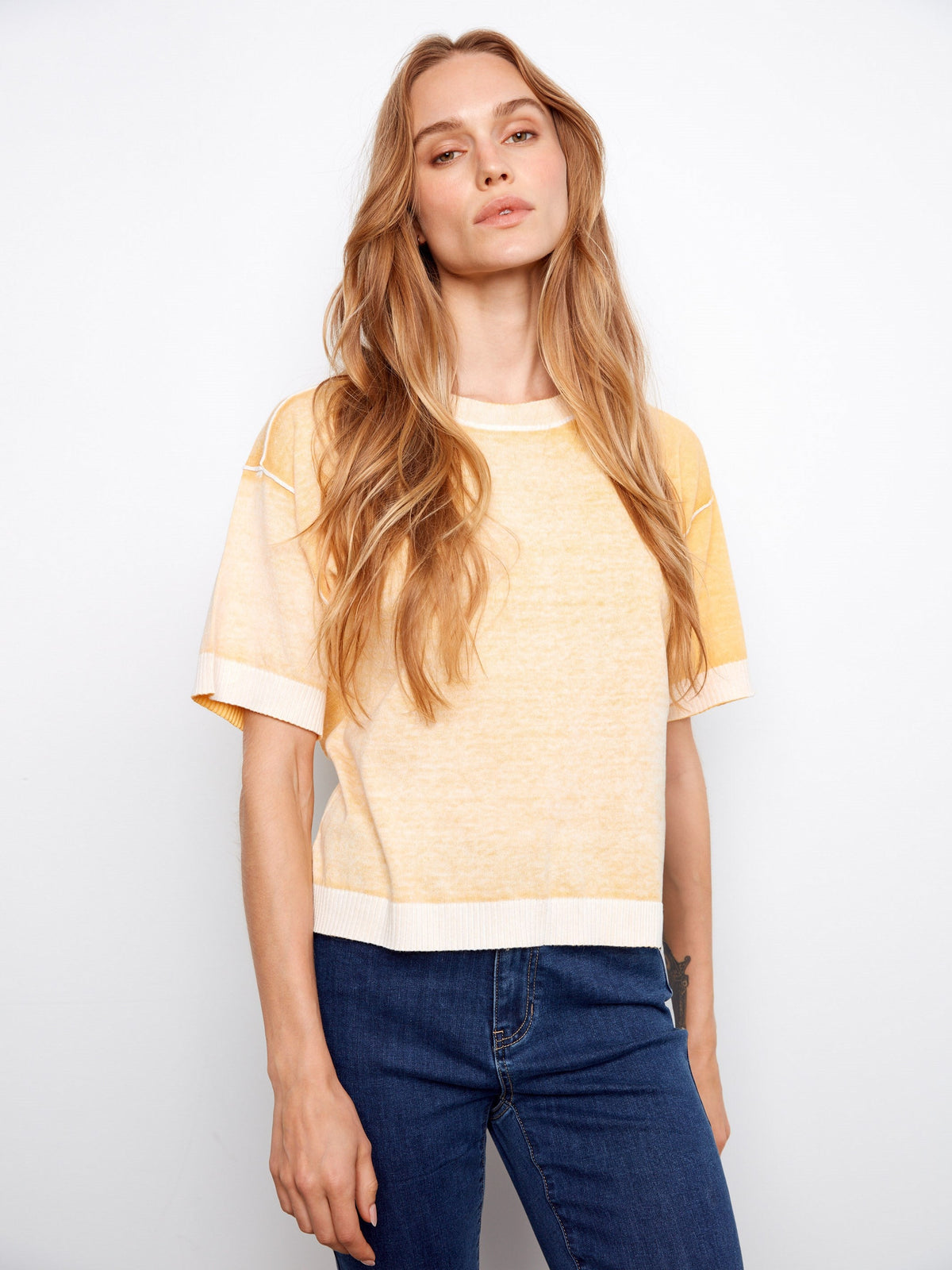 Pull à manches courtes et imprimé inversé - Motif floral jaune