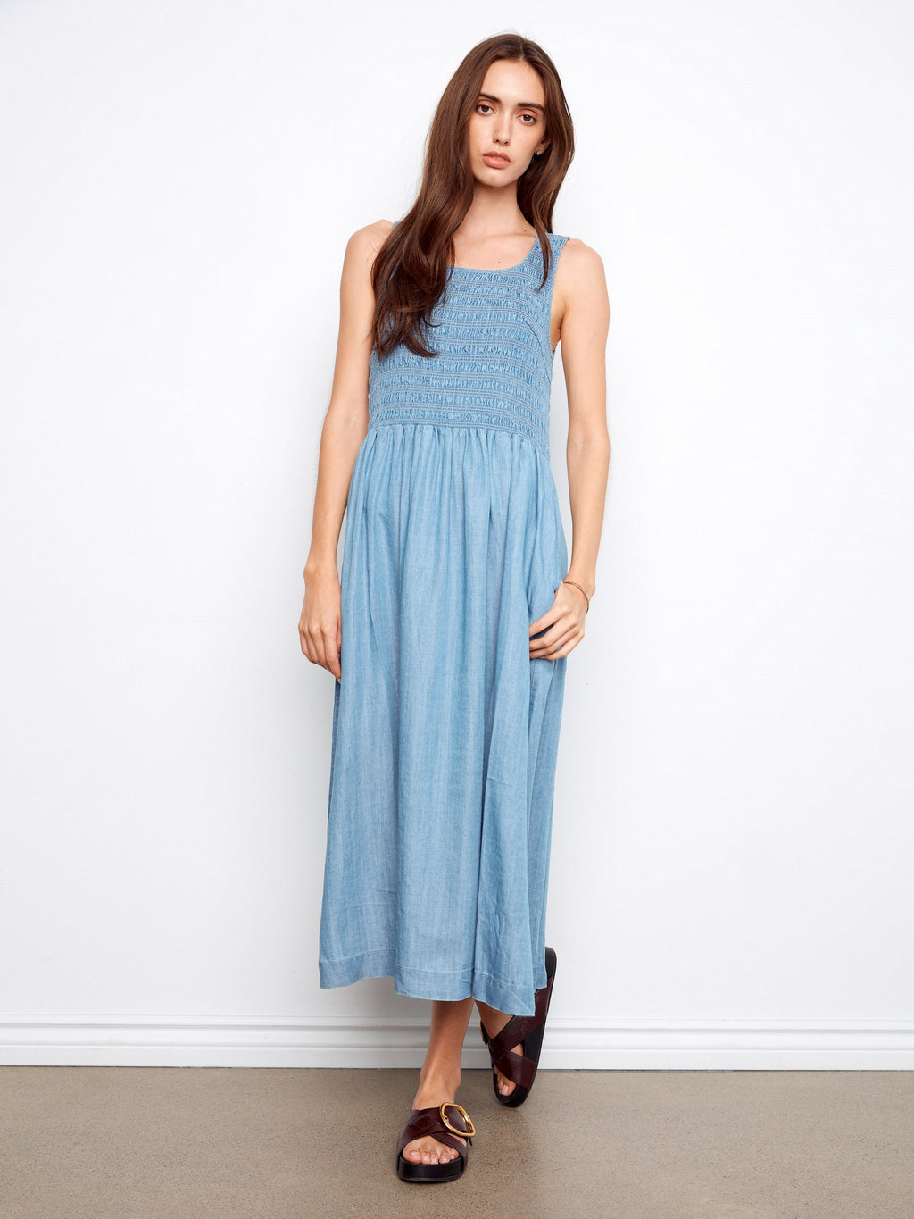 Robe longue sans manches smockée en tissu doux - Bleu clair