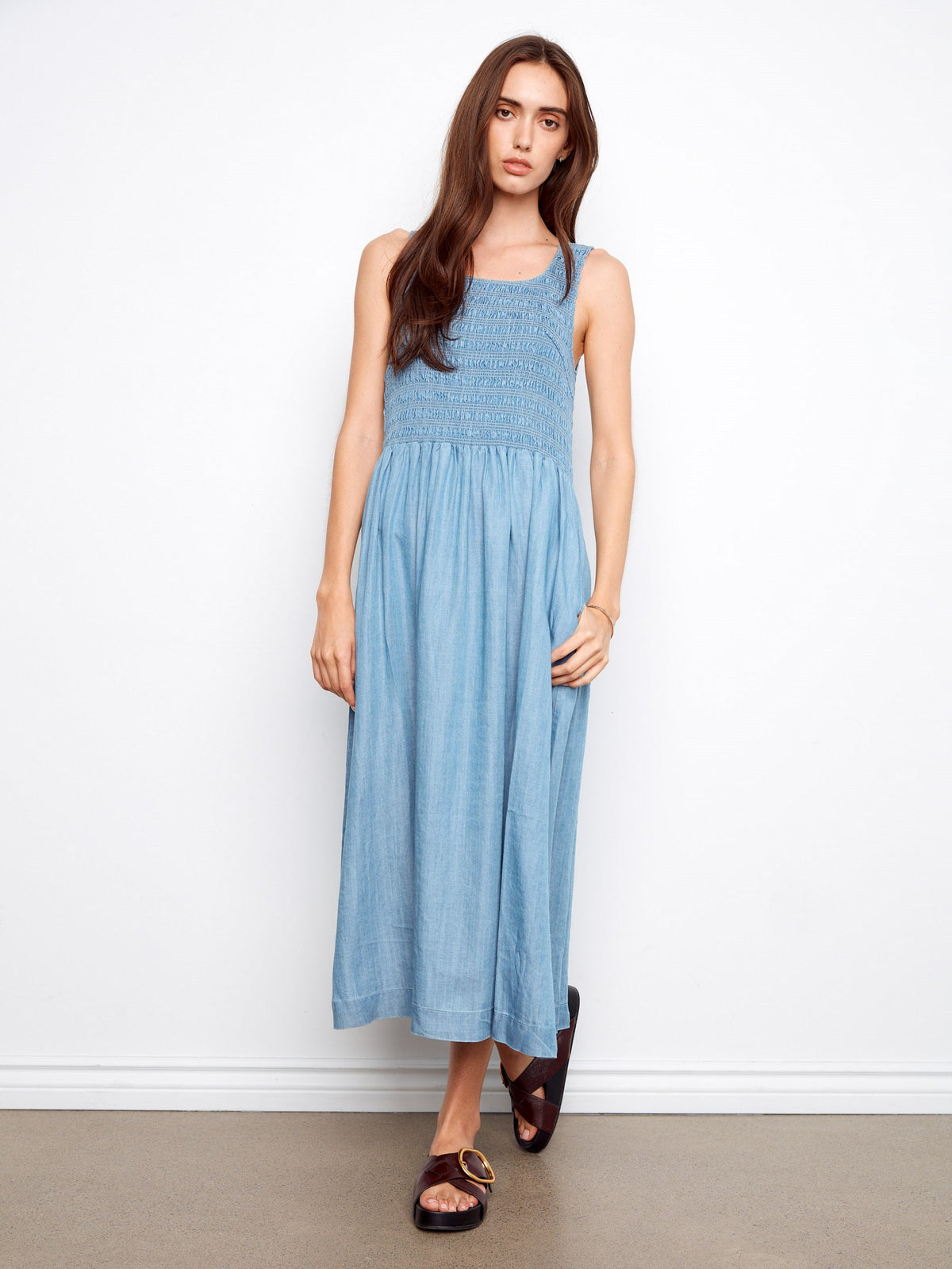 Robe longue sans manches smockée en tissu doux - Bleu clair