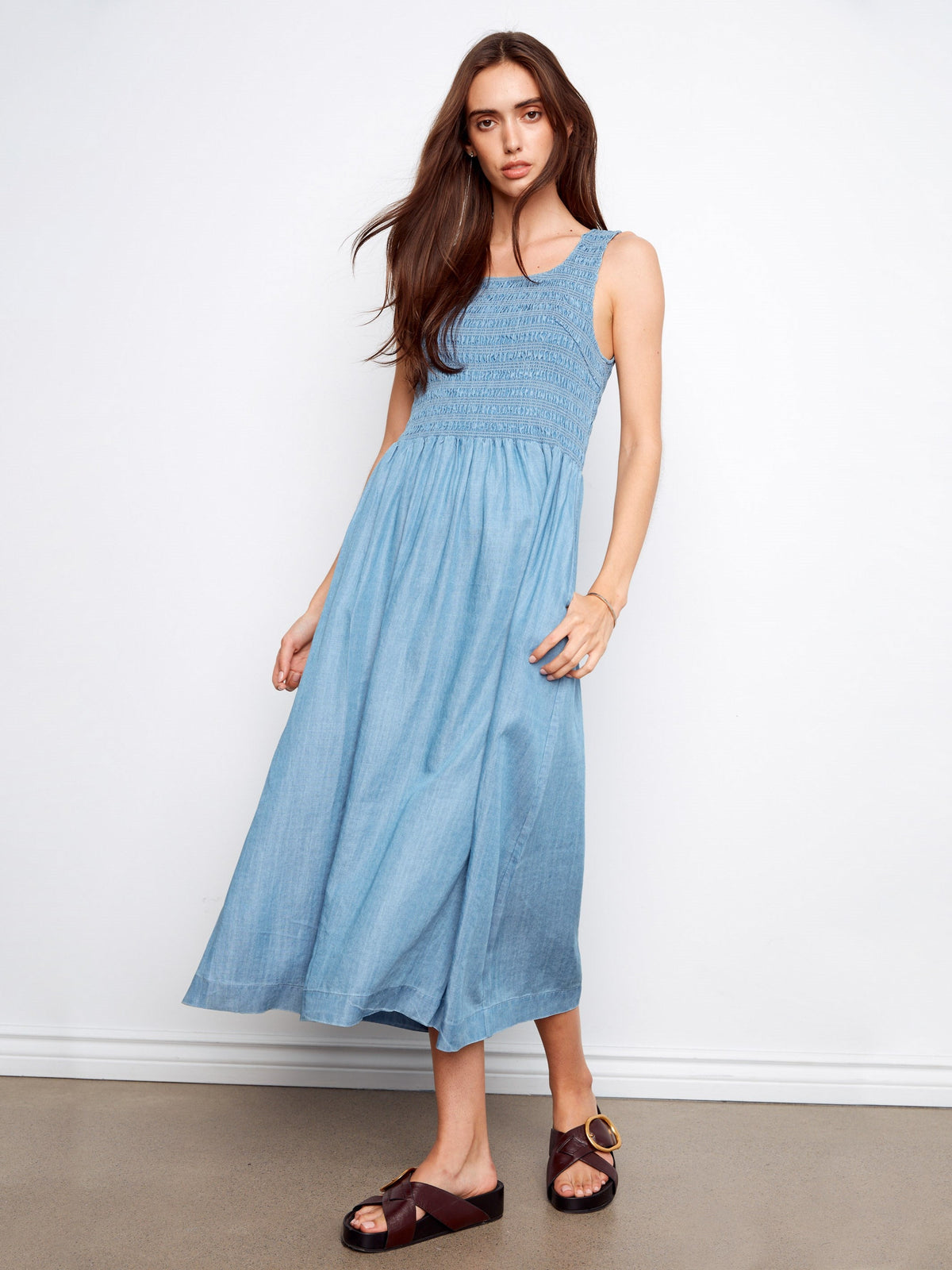 Robe longue sans manches smockée en tissu doux - Bleu clair