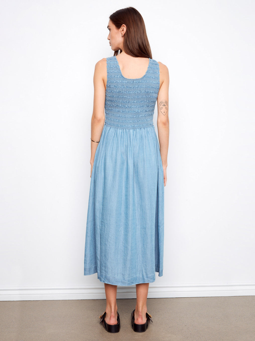 Robe longue sans manches smockée en tissu doux - Bleu clair