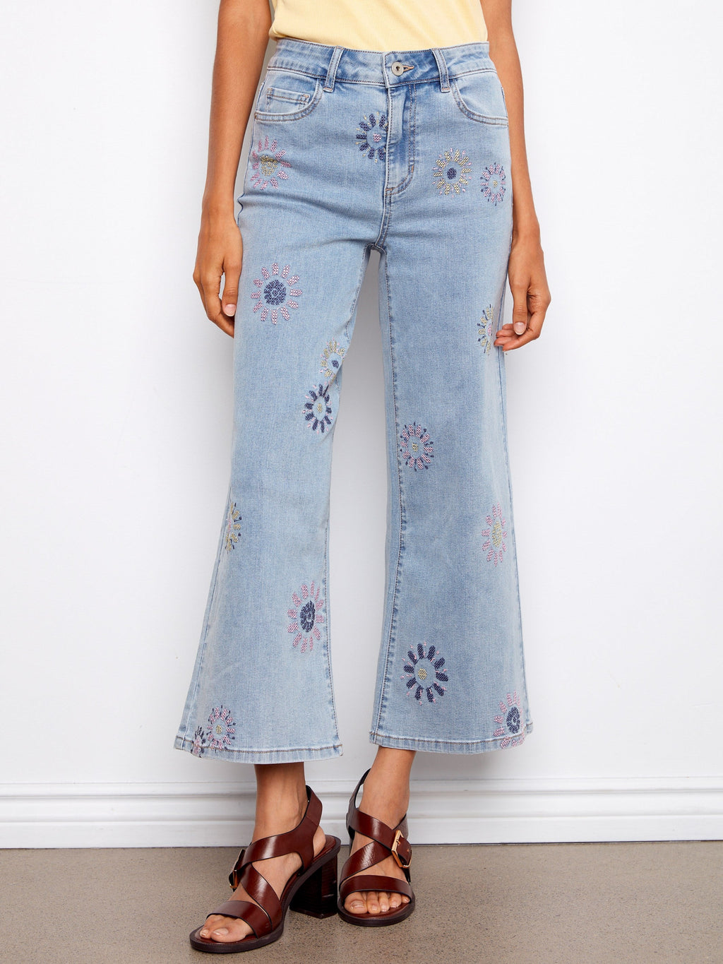 Jean large brodé de fleurs - Bleu clair